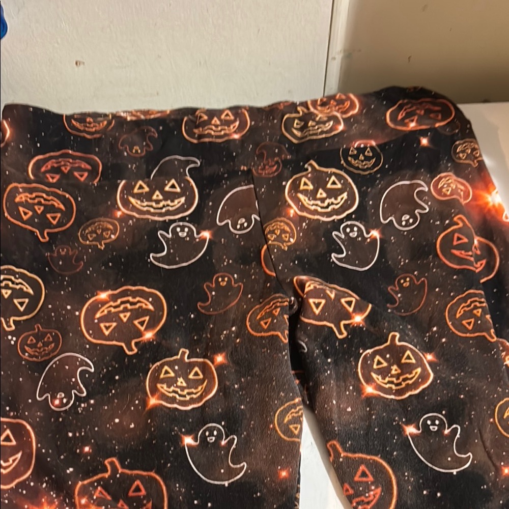 Barely worn 

No Boundaries Halloween Themed Leggings